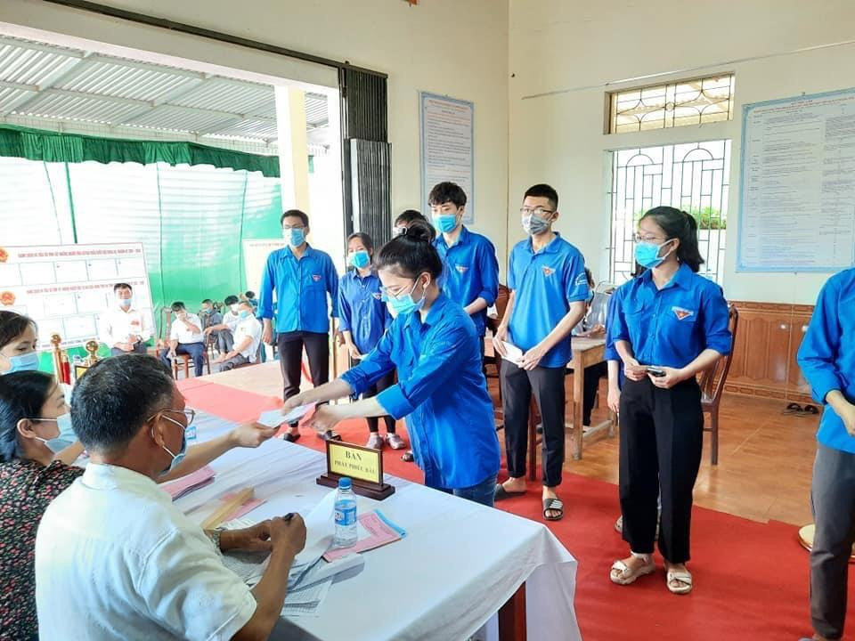 Vừa hỗ trợ cử tri đi bỏ phiếu, những cử tri trẻ tuổi khoác trên mình màu áo xanh tình nguyện đi bầu cử, lựa chọn những ứng cử viên có đức, có tài.