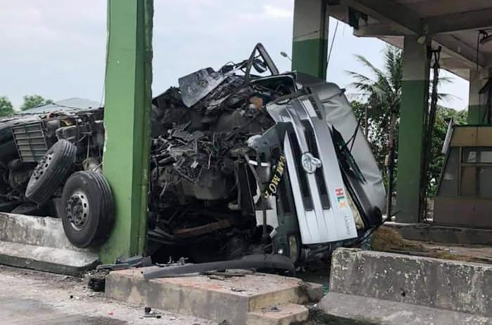 Hiện trường vụ tai nạn khiến chiếc xe nát bét.