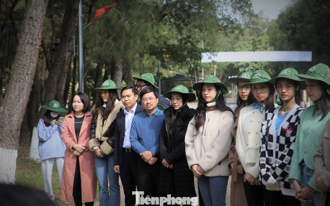 Trong chuyến hành trình này, đoàn cũng đã đến tham quan, dâng hương tại khu di tích lịch sử thanh niên xung phong Ngã ba Đồng Lộc.