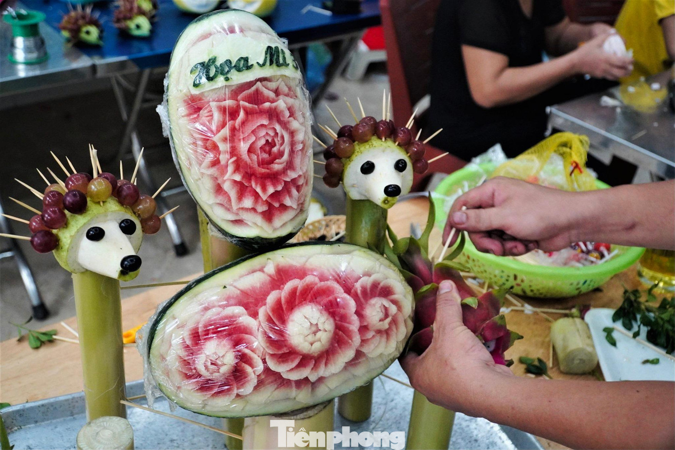 Mỗi mâm cỗ Trung thu có giá dao động 600.000 đồng đến 3 hoặc 4 triệu đồng, tùy vào độ cầu kỳ, công sức người thợ bỏ ra và nguyên liệu. Mỗi mâm cỗ Trung thu có giá dao động 600.000 đồng đến 3 hoặc 4 triệu đồng, tùy vào độ cầu kỳ, công sức người thợ bỏ ra và nguyên liệu.