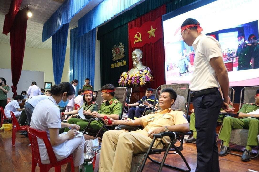 Với phương châm “Một giọt máu cho đi - Một cuộc đời ở lại”, Công an Hà Tĩnh đã trực tiếp hiến máu góp phần bổ sung vào kho lưu trữ máu đang cạn kiệt, đáp ứng nhu cầu cứu chữa bệnh nhân tại các bệnh viện trên địa bàn tỉnh.