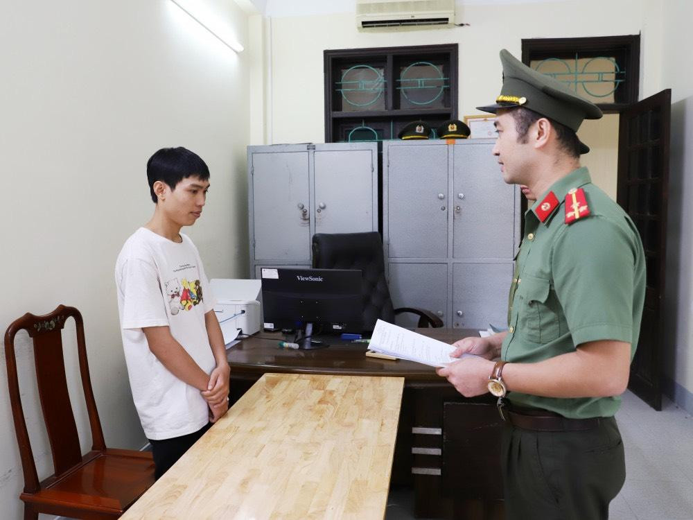 Đối tượng Thái Văn Huy bị khởi tố vì tội đánh bạc. Đối tượng Thái Văn Huy bị khởi tố vì tội đánh bạc.