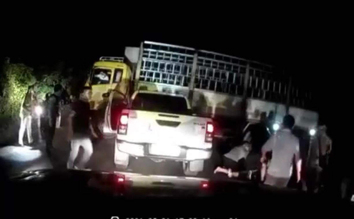 Lực lượng chức năng tổ chức vây bắt đối tượng vận chuyển ma túy. (ảnh cắt từ clip) Lực lượng chức năng tổ chức vây bắt đối tượng vận chuyển ma túy. (ảnh cắt từ clip)