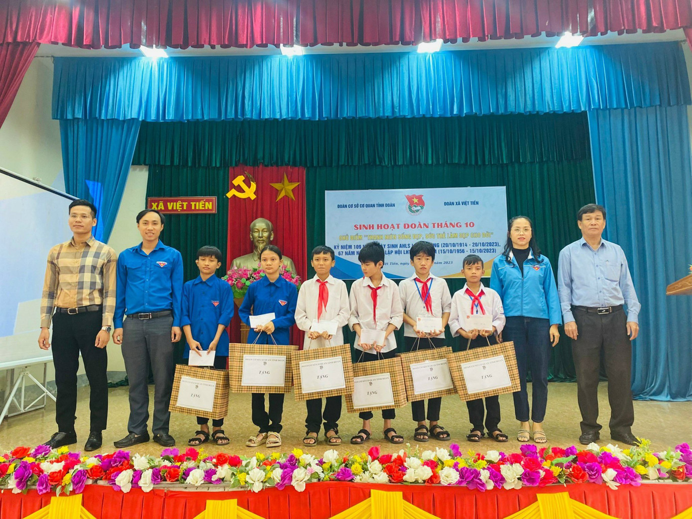 Ban Thường vụ Tỉnh Đoàn Hà Tĩnh đã trao sổ và thẻ đoàn viên cho 109 đoàn viên mới tiêu biểu đại diện cho lớp đoàn viên kỷ niệm 109 năm ngày sinh Anh hùng Liệt sĩ Lý Tự Trọng.