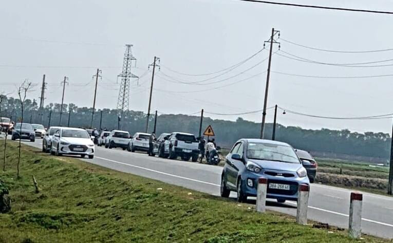 Thị trường đất tại Hà Tĩnh những ngày qua có nhiều biến động. Trong ảnh môi giới đất ùn ùn về xem đất tại xã Việt Tiến. Thị trường đất tại Hà Tĩnh những ngày qua có nhiều biến động. Trong ảnh môi giới đất ùn ùn về xem đất tại xã Việt Tiến.