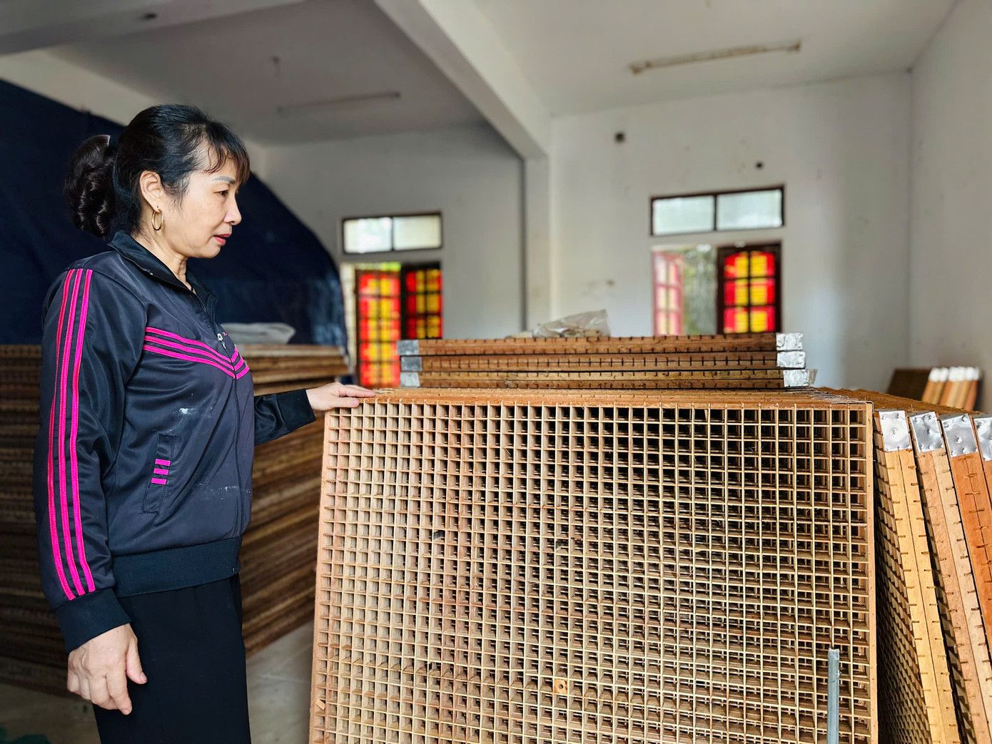 Mỗi tháng, mô hình của anh Cường thu về 40-45 triệu đồng, trung bình mỗi năm hơn 500 triệu đồng, giải quyết việc làm cho 12 lao động.