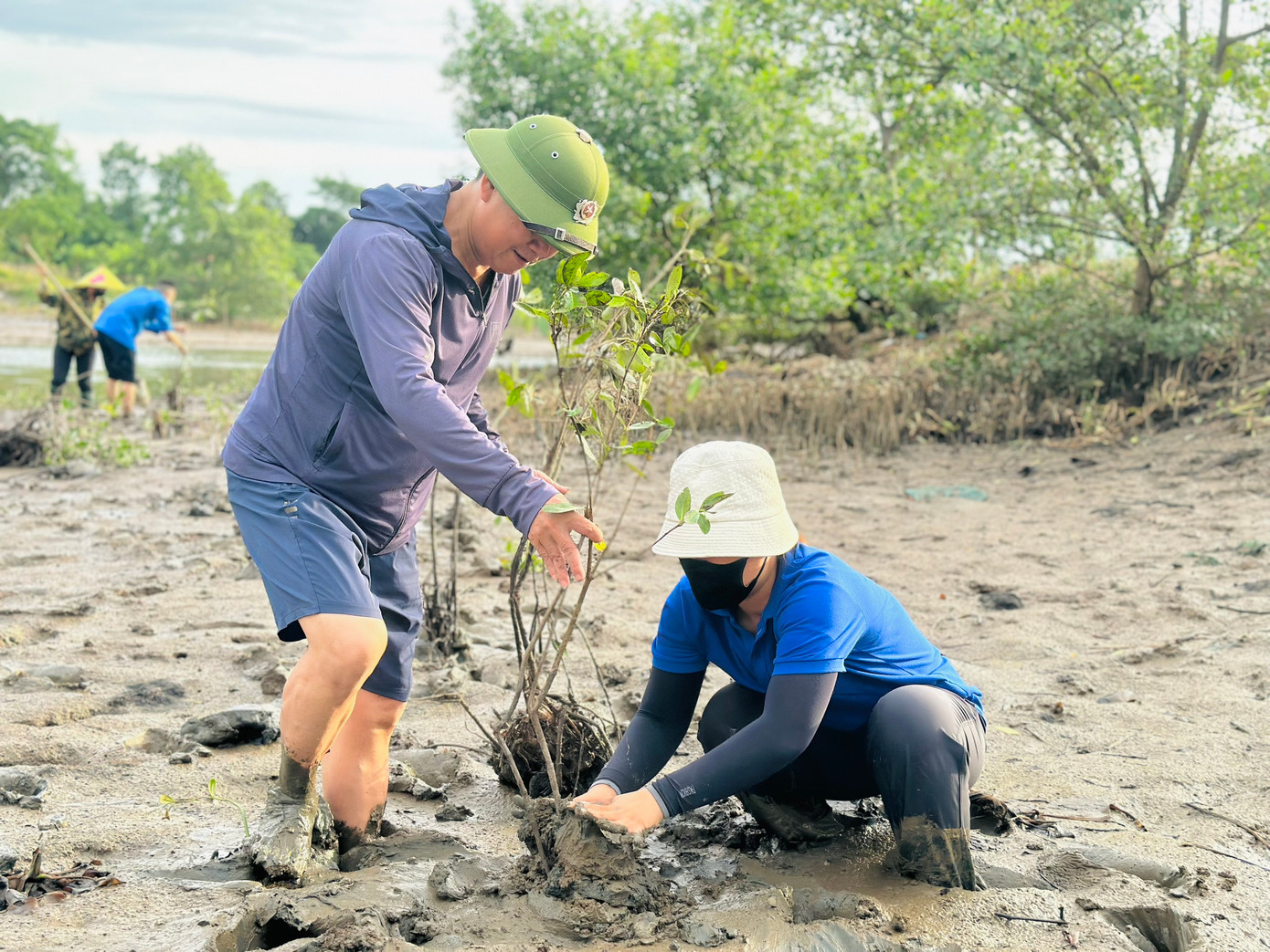 Các bạn đoàn viên thanh niên chung tay lan tỏa thông điệp bảo vệ môi trường.