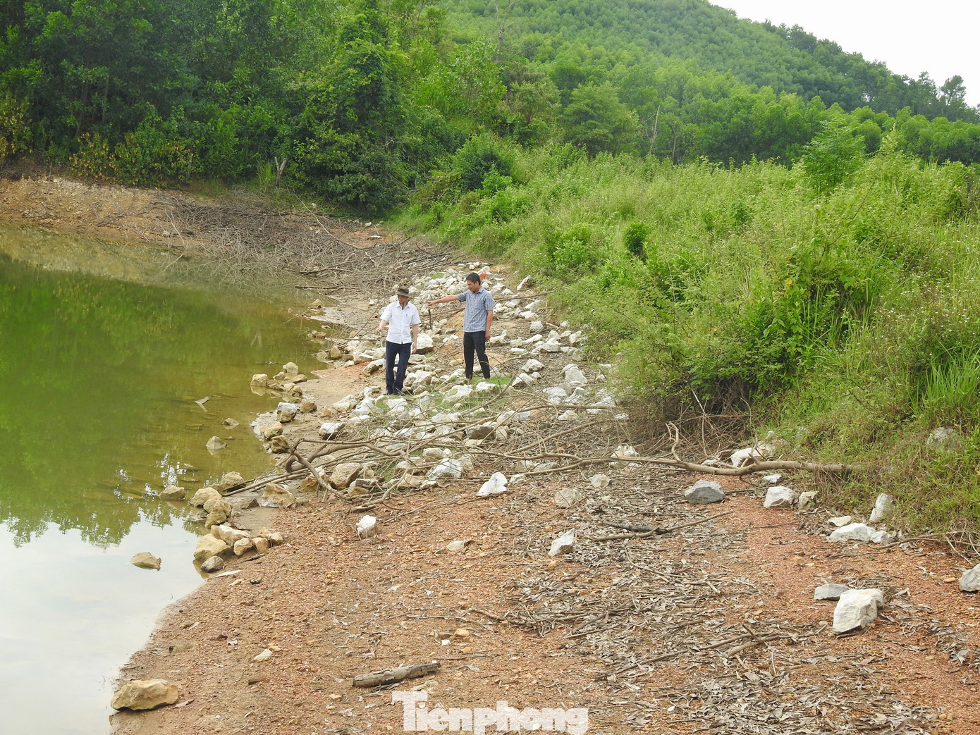 Một số hồ đập hư hỏng phần mái khiến đất, đá rơi xuống phần lòng hồ.