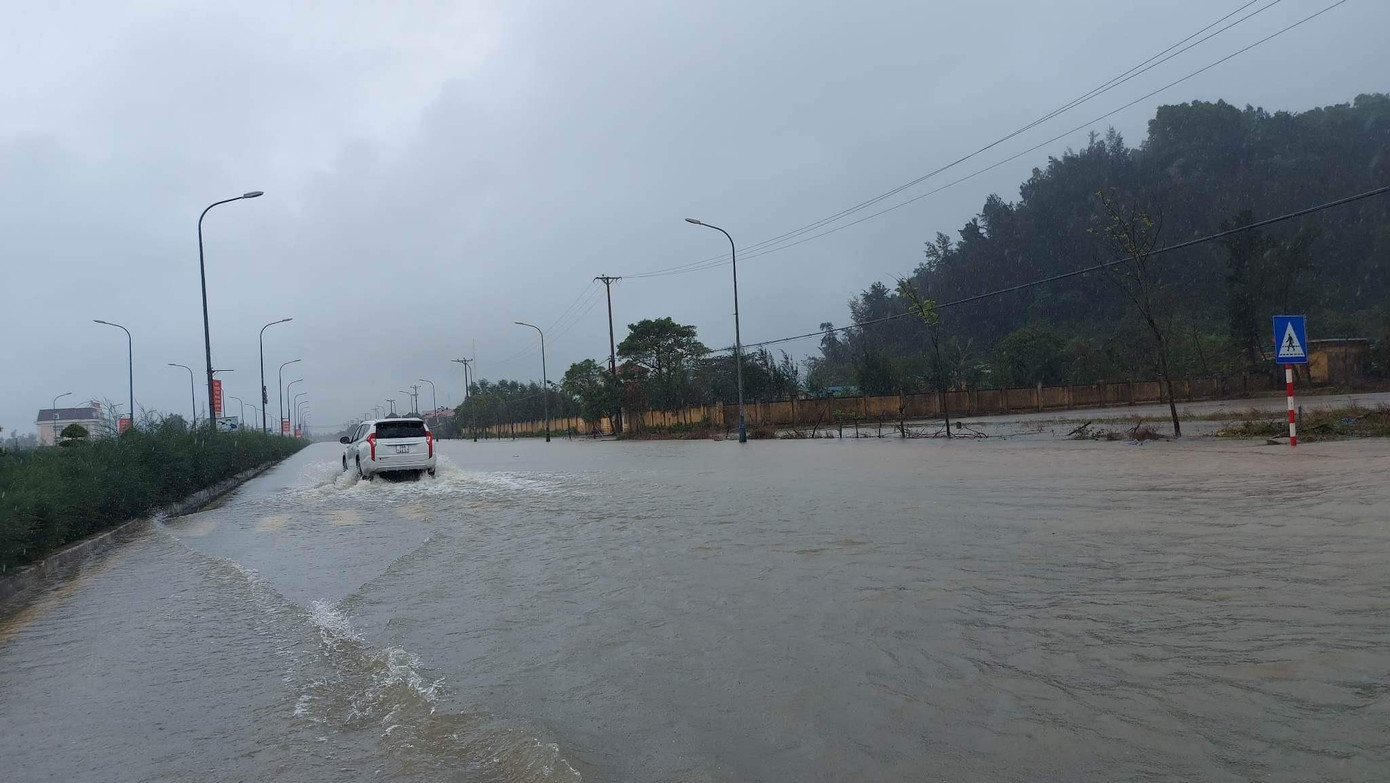Trước tình hình này địa phương đã đặt biển cảnh báo một số khu vực ngập sâu để đảm bảo an toàn cho người dân khi lưu thông.
