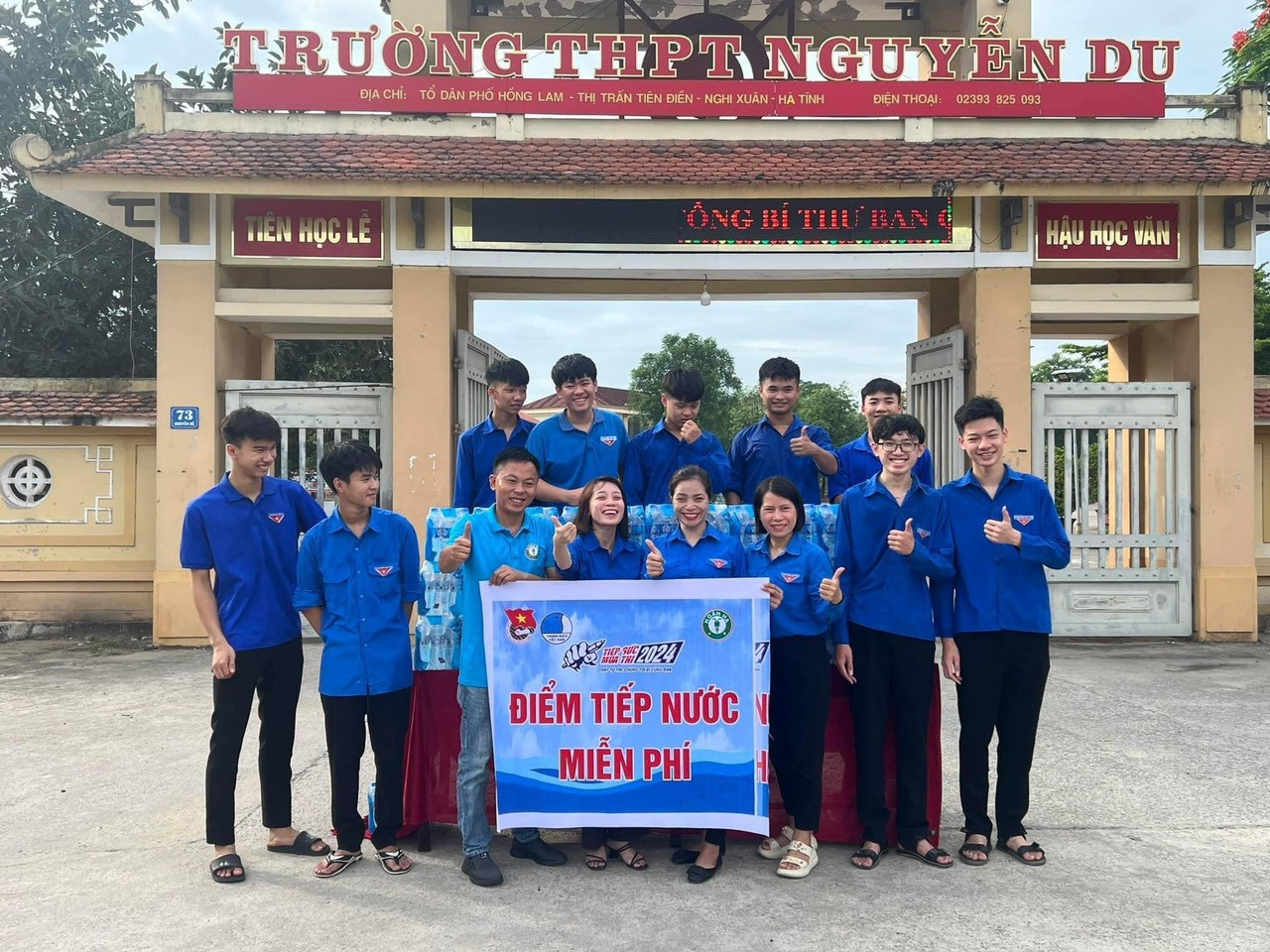 Thực hiện kế hoạch chương trình &quot;Tiếp sức mùa thi&quot;, Ban Thường vụ Tỉnh Đoàn Hà Tĩnh đã chỉ đạo thành lập 36 đội thanh niên tình nguyện tại 36 điểm thi với hơn 1.300 đoàn viên tham gia hỗ trợ thí sinh và người nhà thí sinh. Ảnh: HN