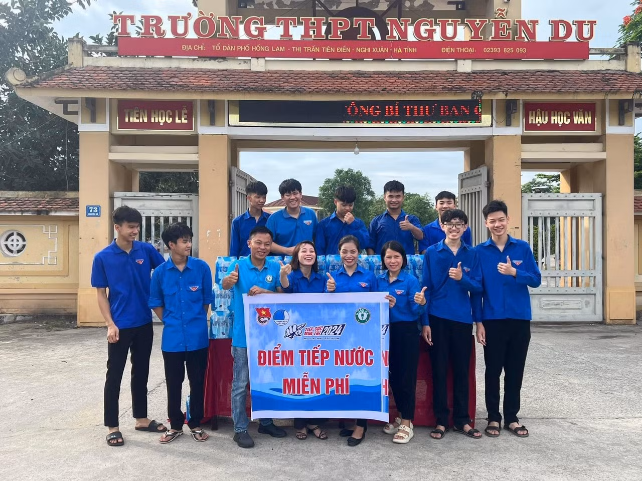Thực hiện kế hoạch chương trình "Tiếp sức mùa thi", Ban Thường vụ Tỉnh Đoàn Hà Tĩnh đã chỉ đạo thành lập 36 đội thanh niên tình nguyện tại 36 điểm thi với hơn 1.300 đoàn viên tham gia hỗ trợ thí sinh và người nhà thí sinh. Ảnh: HN