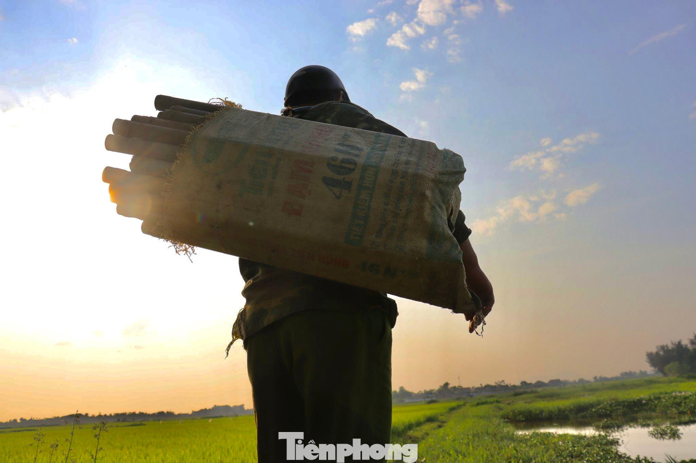 Anh Đồng gắn bó với nghề thả trúm cũng đã được hơn 4 năm nay. Đồ nghề mang theo là 3 bao đựng chứa 200 trúm được làm từ ống nhựa hoặc ống tre, bên trong là mồi giun đất và ốc bươu băm nhỏ, trộn nhuyễn với bùn. Anh Đồng gắn bó với nghề thả trúm cũng đã được hơn 4 năm nay. Đồ nghề mang theo là 3 bao đựng chứa 200 trúm được làm từ ống nhựa hoặc ống tre, bên trong là mồi giun đất và ốc bươu băm nhỏ, trộn nhuyễn với bùn.