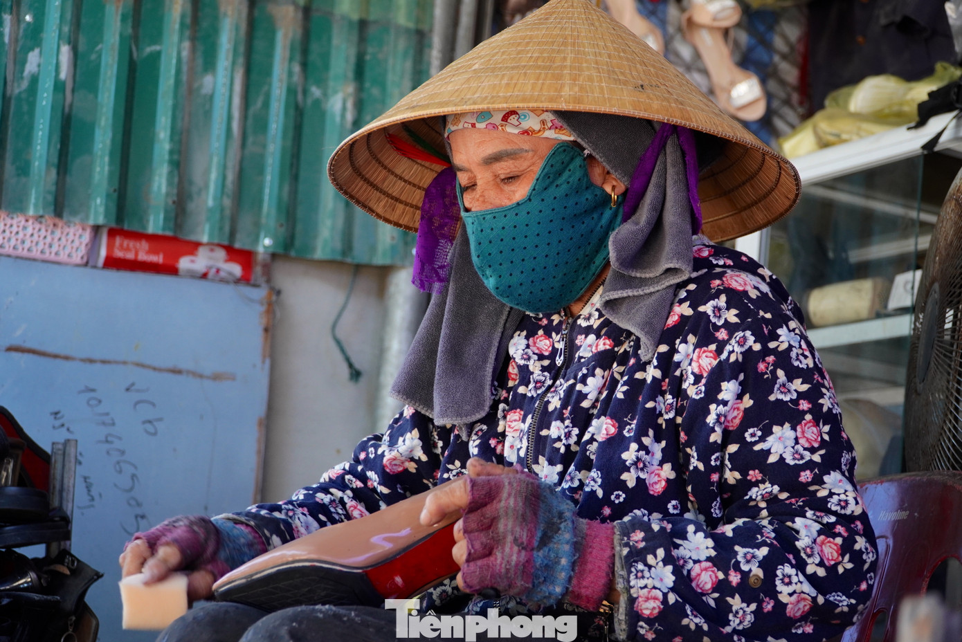 Trung bình, người thợ gần 30 năm sửa giày có thể kiếm được từ 200.000-500.000 đồng/ngày. Lúc cao điểm như cuối tuần hay dịp lễ, Tết, thu nhập nhiều hơn nhờ nhu cầu từ khách hàng tăng cao.