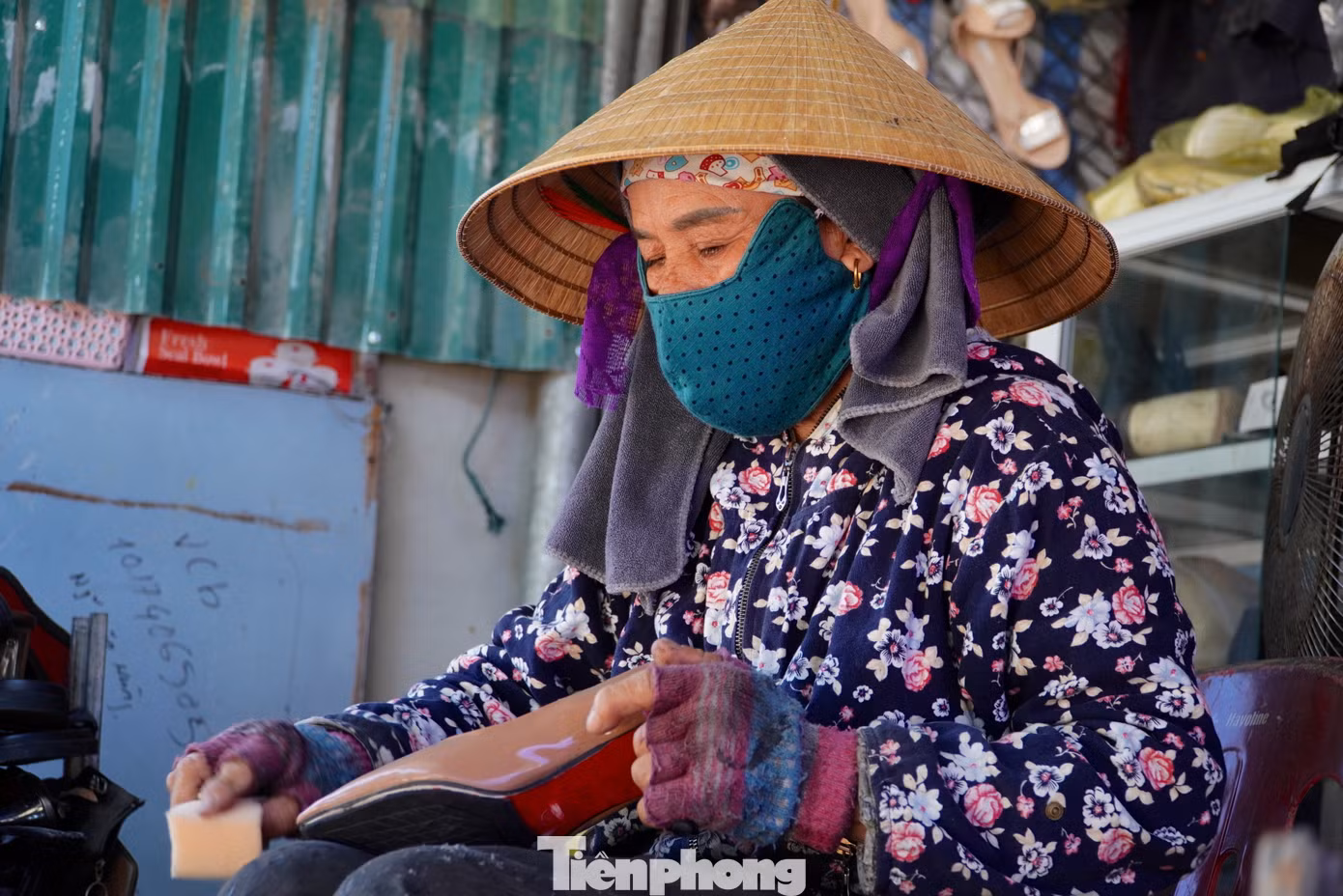 Trung bình, người thợ gần 30 năm sửa giày có thể kiếm được từ 200.000-500.000 đồng/ngày. Lúc cao điểm như cuối tuần hay dịp lễ, Tết, thu nhập nhiều hơn nhờ nhu cầu từ khách hàng tăng cao.