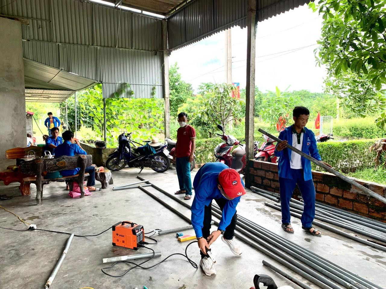 Hướng ứng Chiến dịch Thanh niên Tình nguyện Hè năm 2022, chào mừng Đại hội Đoàn các cấp, tiến tới Đại hội Đoàn toàn tỉnh lần thứ XVIII nhiệm kỳ 2022-2027, ngày 29/5, các cấp bộ Đoàn trên toàn tỉnh đã đồng loạt tổ chức ra quân Ngày Chủ Nhật xanh.