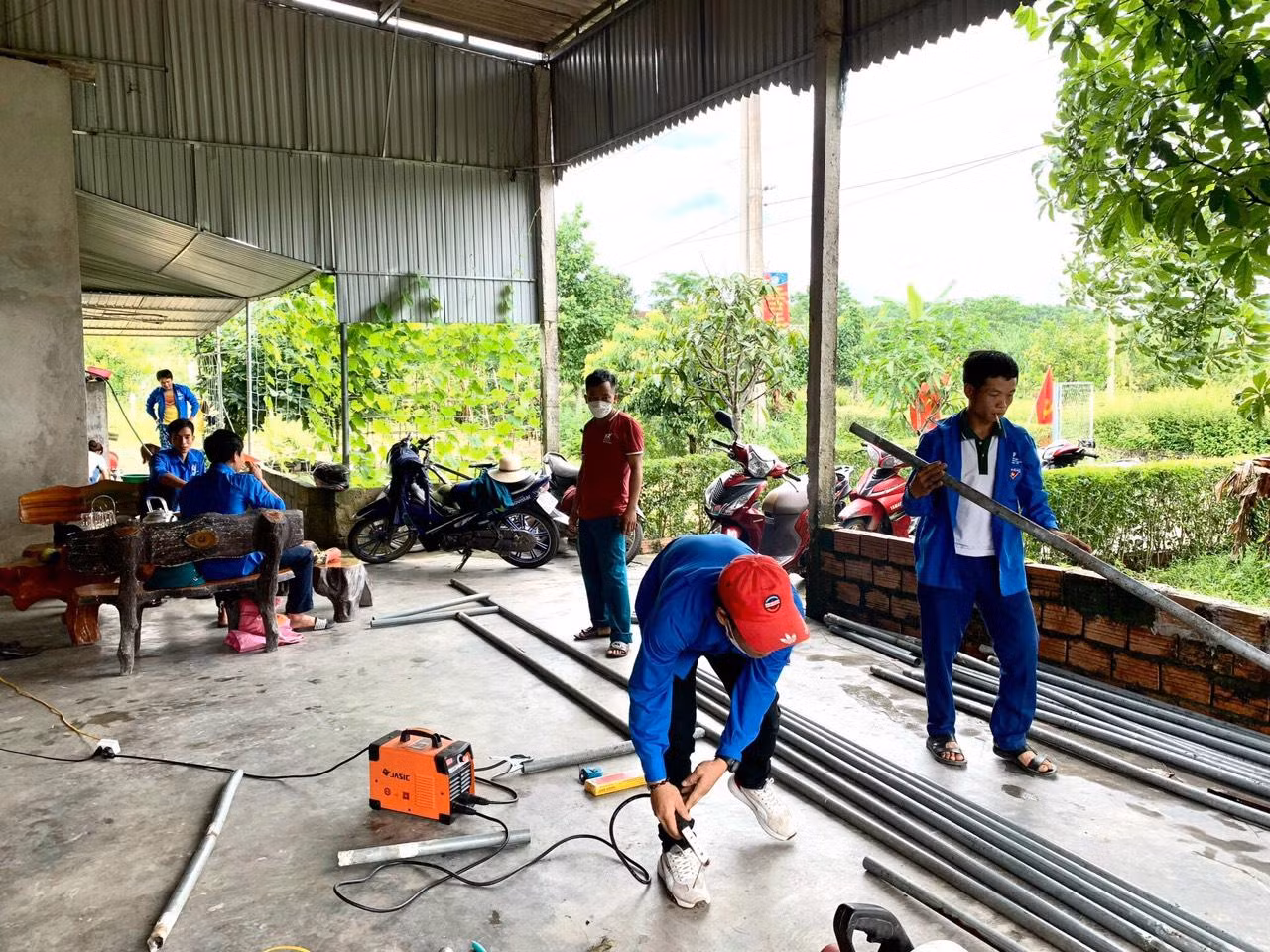 Hướng ứng Chiến dịch Thanh niên Tình nguyện Hè năm 2022, chào mừng Đại hội Đoàn các cấp, tiến tới Đại hội Đoàn toàn tỉnh lần thứ XVIII nhiệm kỳ 2022-2027, ngày 29/5, các cấp bộ Đoàn trên toàn tỉnh đã đồng loạt tổ chức ra quân Ngày Chủ Nhật xanh.