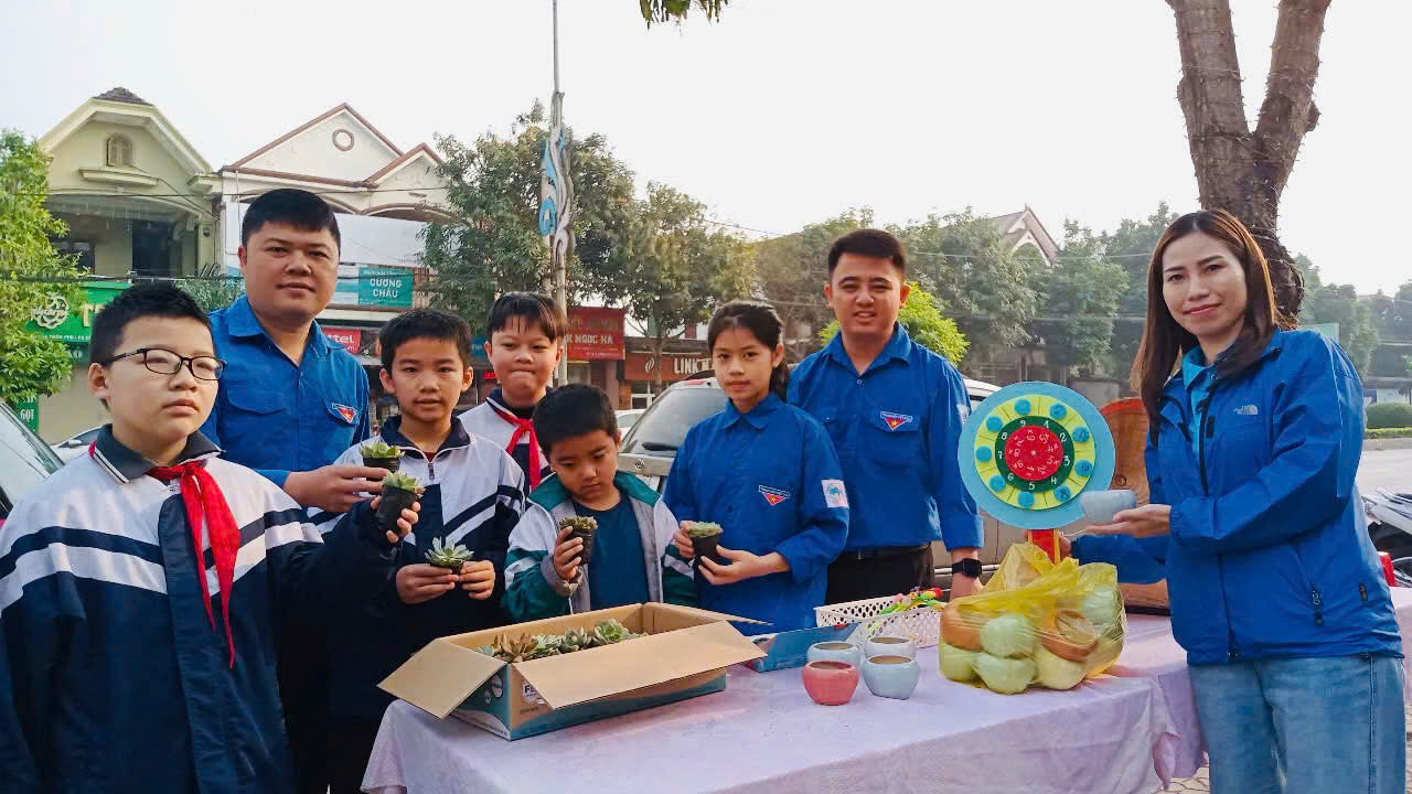 Tuổi trẻ thị xã Kỳ Anh tổ chức chương trình đổi rác lấy cây xanh, đồ dùng học tập, tuyên truyền sử dụng túi nilong và tặng túi giấy cho các hộ kinh doanh.