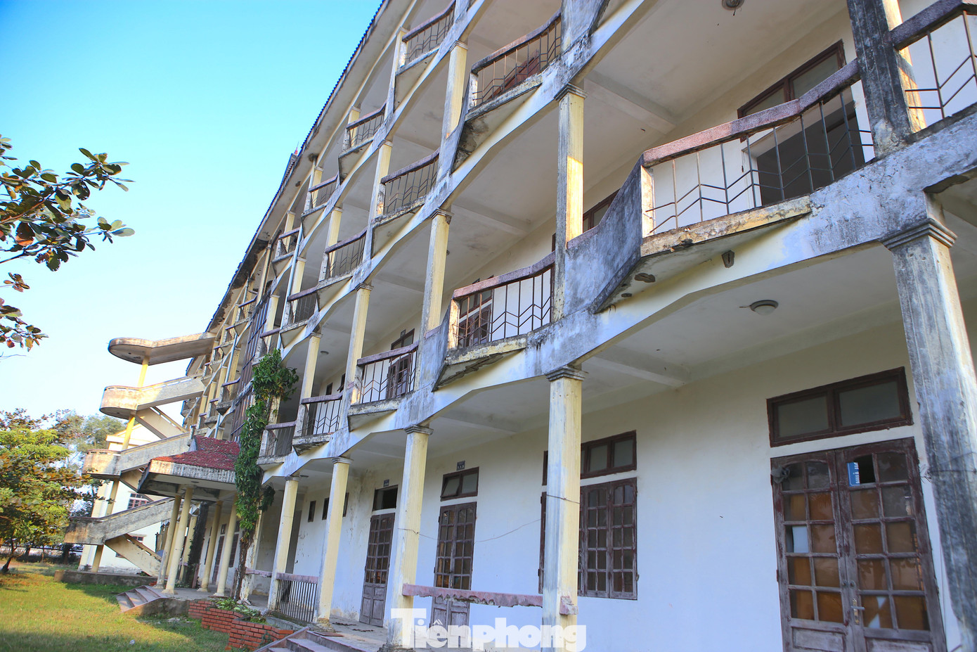 Do “đắp chiếu” 8 năm qua nên đã bị xuống cấp, hệ thống tài sản trị giá hàng chục tỷ đồng đang hư hỏng từng ngày.