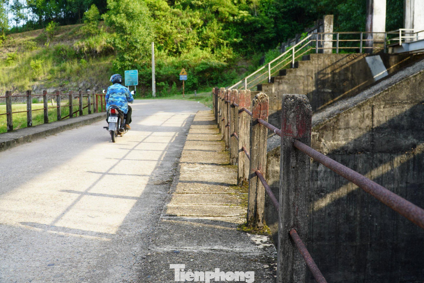 Dầm cầu, lan can ở tràn xả lũ Dốc Miếu đã bị hoen gỉ, đứt gãy tiềm ẩn nguy cơ mất an toàn cho quá trình sử dụng.