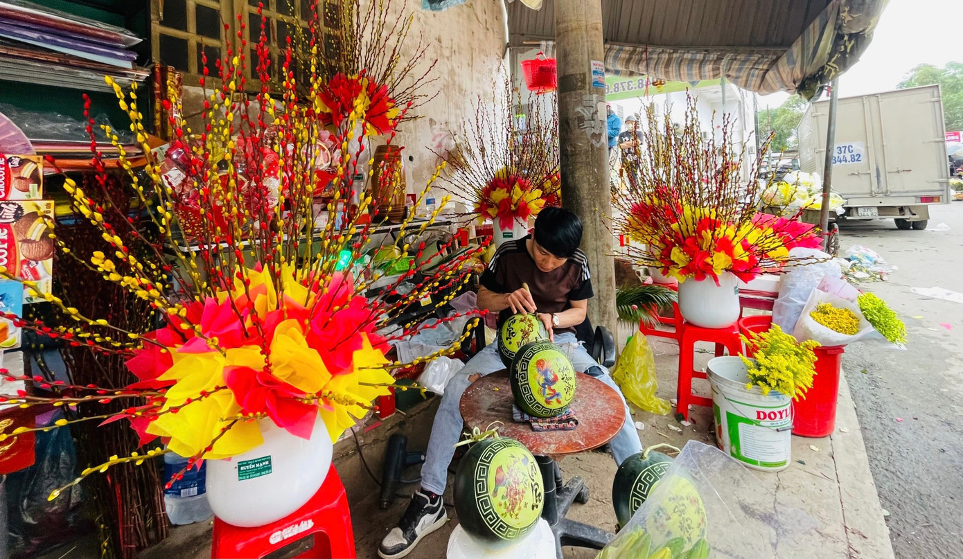 Cũng theo anh Thiết, để tạo ra một sản phẩm hoàn thiện cần qua 3 giai đoạn. Đầu tiên là vẽ phác họa, sau đó tỉa bằng dao và cuối cùng là khắc.