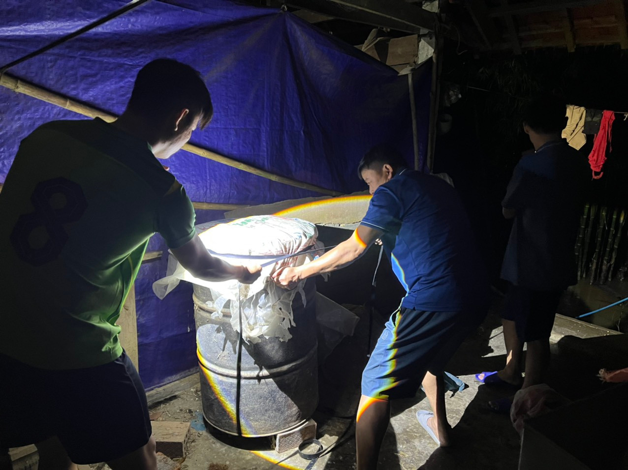 Bọc lương thực để tránh bị ảnh hưởng thiệt hại.