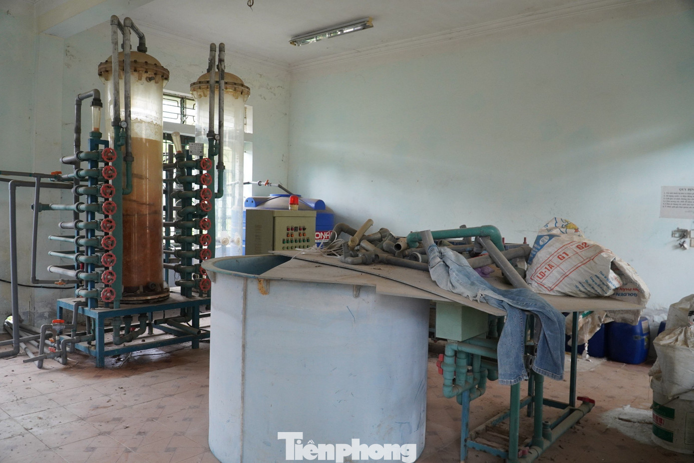 Kể từ khi dự án dừng hoạt động, từ cổng chính vào bên trong đều đóng cửa im lìm. Nhiều máy móc lâu không sử dụng bụi phủ trắng.