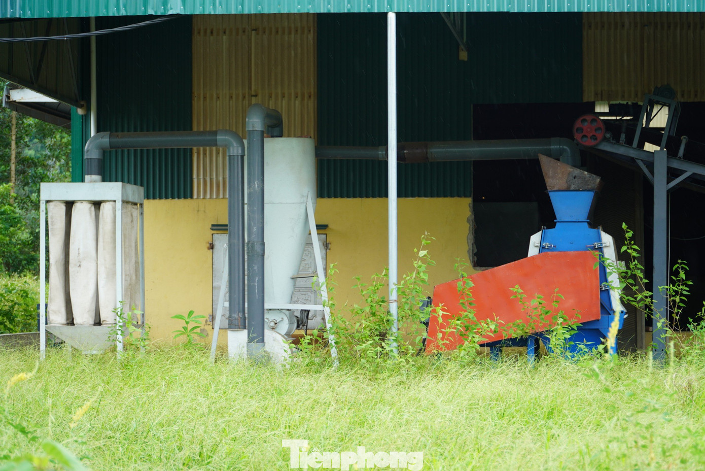 Từng được kỳ vọng sẽ thúc đẩy phát triển kinh tế địa phương vùng biên giới, song kể từ khi đưa vào vận hành, do gặp nhiều khó khăn trong cơ chế chính sách về thuế và đặc biệt số lượng xe điện nhập về lắp ráp khó xuất ra thị trường nên dự án dần “chết yểu”.