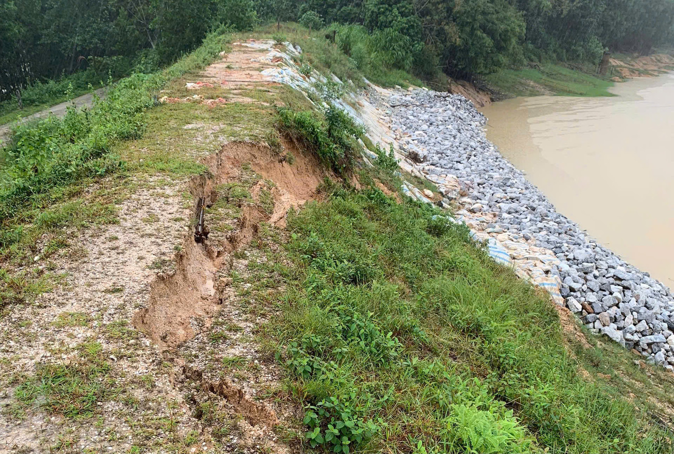 Tại huyện Hương Khê, hồ chứa nước Cha Chạm (xã Gia Phố) được xây dựng và đưa vào khai thác từ năm 1977. Sau 47 năm đưa vào khai thác, đến nay hồ chứa nước có dấu hiệu hư hỏng, xuống cấp nghiêm trọng. Tại huyện Hương Khê, hồ chứa nước Cha Chạm (xã Gia Phố) được xây dựng và đưa vào khai thác từ năm 1977. Sau 47 năm đưa vào khai thác, đến nay hồ chứa nước có dấu hiệu hư hỏng, xuống cấp nghiêm trọng.