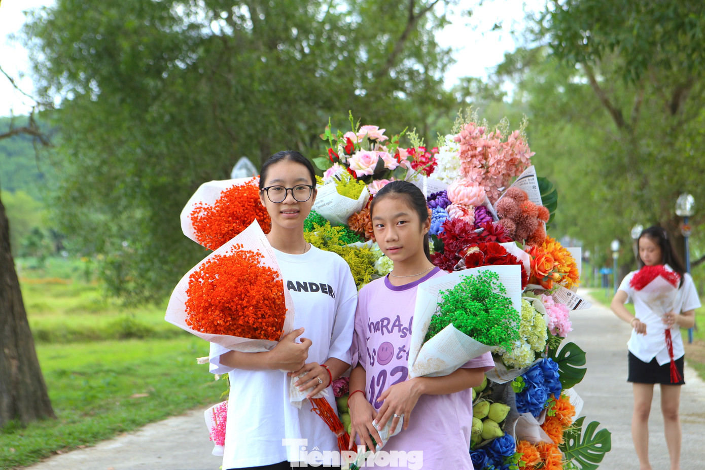 Mỗi người chụp hình bên xe hoa trong khoảng 5-10 phút trả phí 40 ngàn đồng.