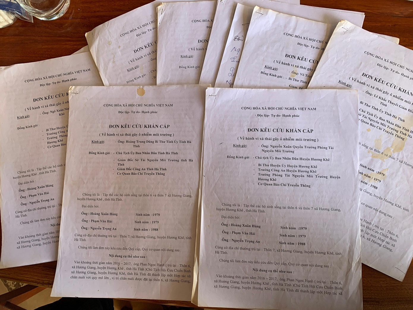 Những lá đơn cầu cứu của người dân về trại lợn gây ô nhiễm.