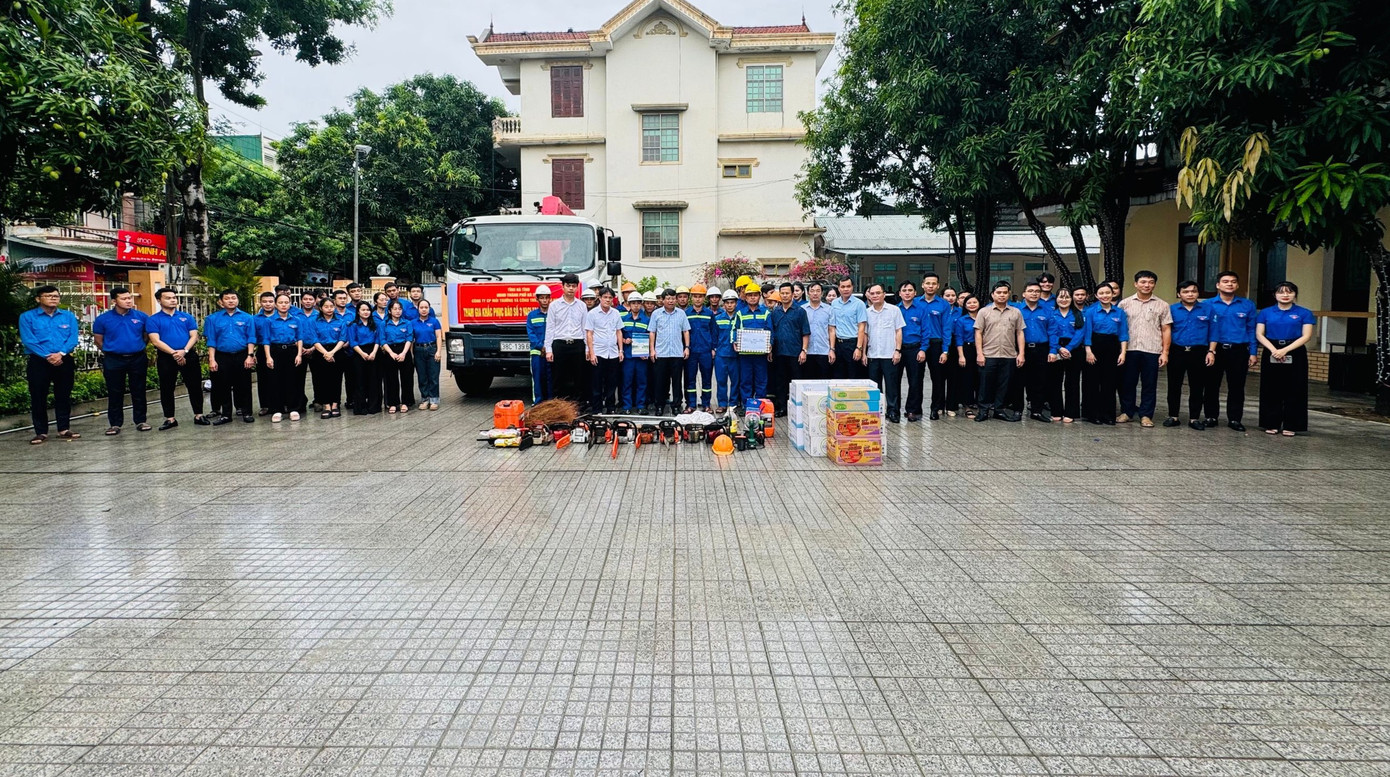 Công ty CP Môi trường và Công trình đô thị Hà Tĩnh tổ chức gặp mặt, động viên đội xung kích tham gia hỗ trợ khắc phục hậu quả bão số 3 gây ra tại các tỉnh phía Bắc.