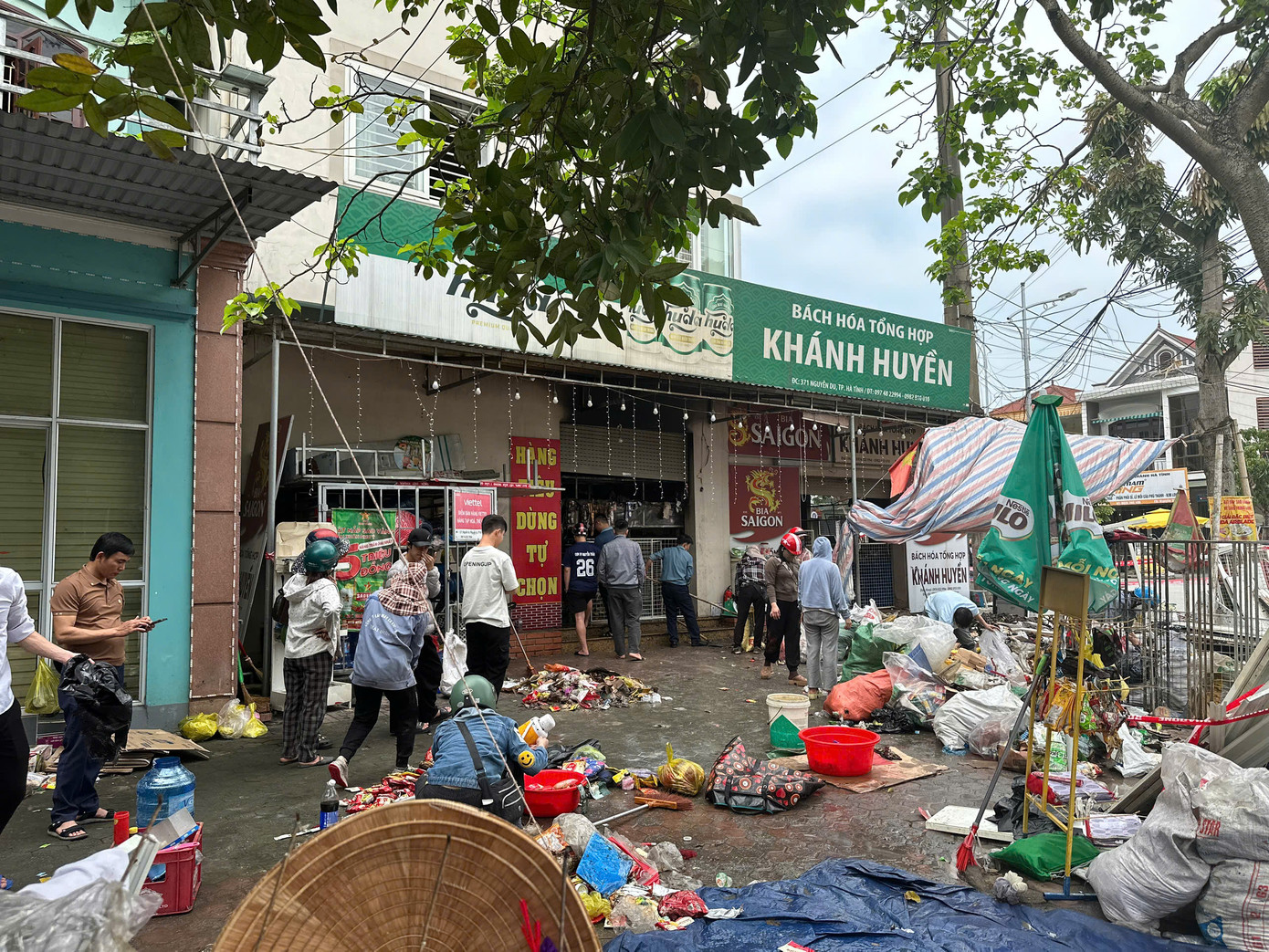 Nhiều người dân, họ hàng, bạn bè của chủ cửa hàng có mặt để hỗ trợ dọn dẹp.