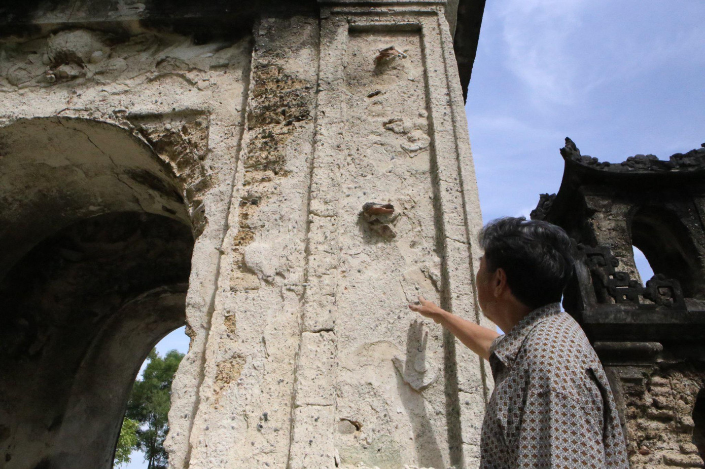 Các hoa văn, hoạ tiết tại đền sau thời gian dài không được tôn tạo đã bị rơi, vỡ.