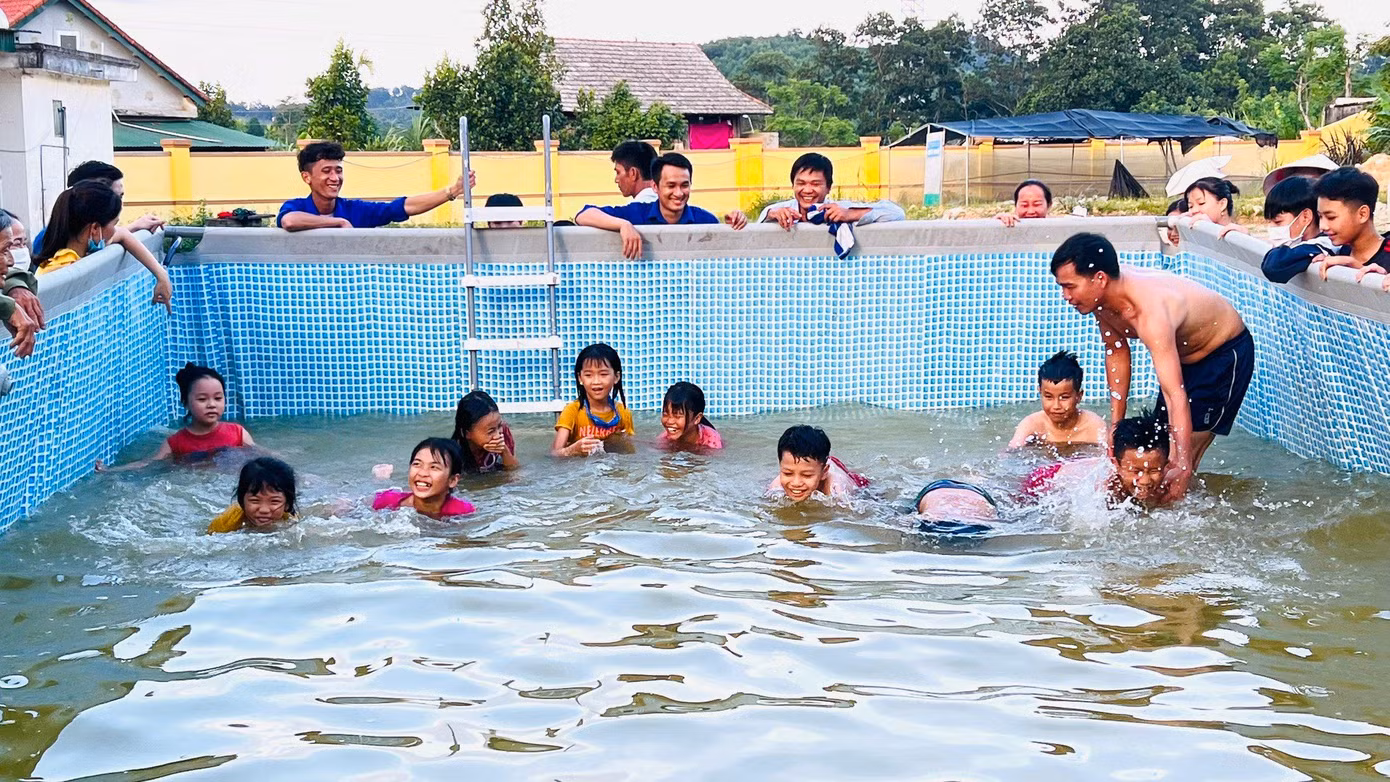 Riêng xã Sơn Hàm vừa hoàn thành xong khoá dạy bơi cho 21 em nhỏ, sau hơn 10 buổi học, đến nay các em đã có kỹ năng bơi lội thành thạo.