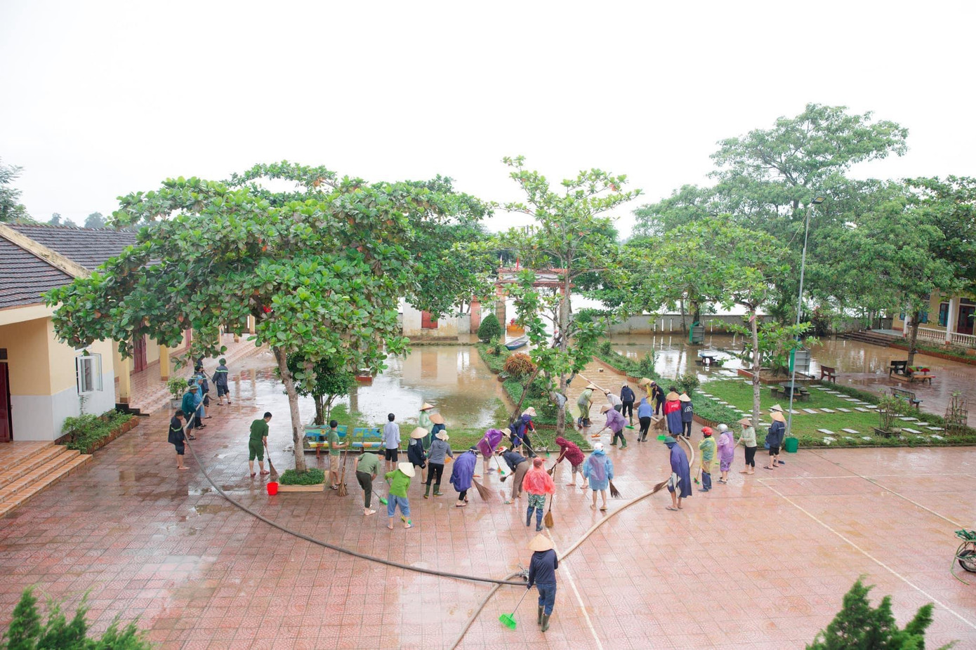 Công an huyện Hương Sơn đã huy động phương tiện, máy móc để dọn dẹp vệ sinh, bùn đất sân trường, phòng học, thu gom rác thải... Công an huyện Hương Sơn đã huy động phương tiện, máy móc để dọn dẹp vệ sinh, bùn đất sân trường, phòng học, thu gom rác thải...