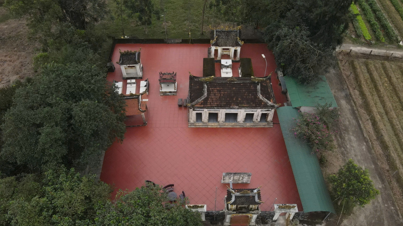 Đền Kinh Hạ được xây dựng vào đầu triều Nguyễn tại làng Kinh Hạ, nay thuộc khu phố Tiến Hưng (phường Thạch Hưng, thành phố Hà Tĩnh). Đền đã được trùng tu vào các năm 1919, 1920, 1921 dưới thời vua Khải Định và Bảo Đại thuộc triều Nguyễn.