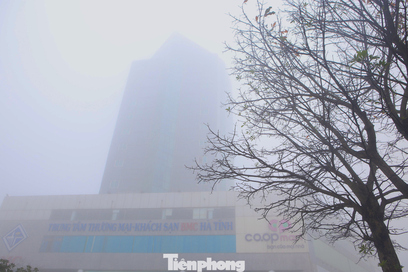 Sương mù phủ kín các toà nhà cao tầng, tuyến đường thành phố Hà Tĩnh (tỉnh Hà Tĩnh).