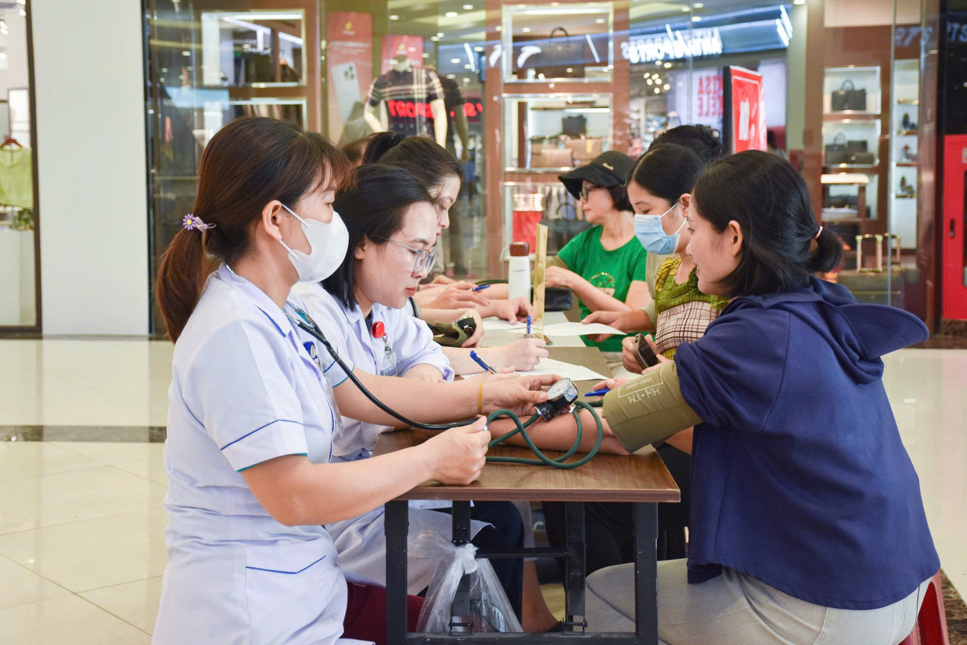 Đông đảo người dân cùng tham gia hiến máu tình nguyện.