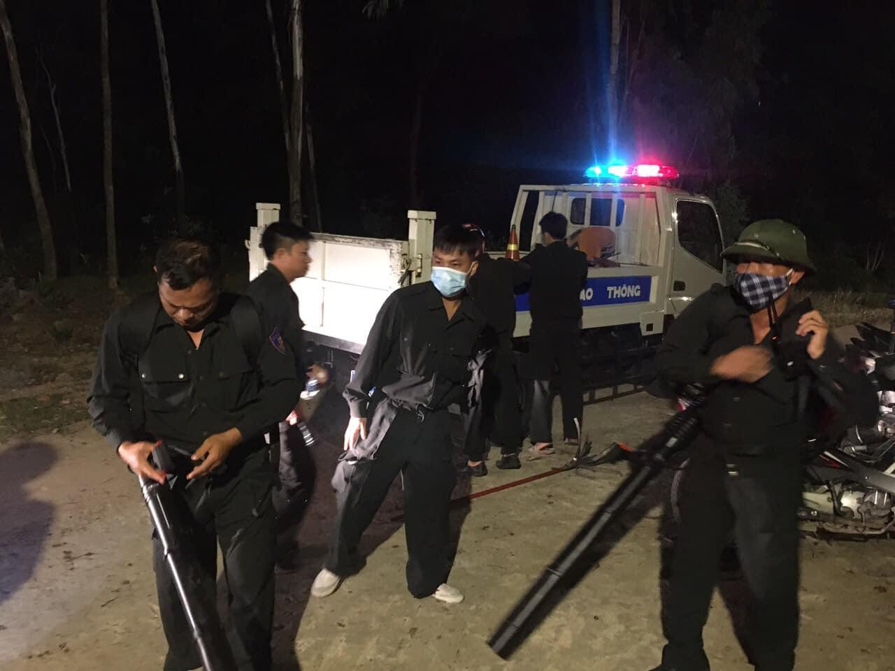 Lực lượng chức năng nhanh chóng có mặt sau khi nhận tin báo cháy rừng. Đám cháy ngùn ngụt thiêu đốt hơn 1ha rừng. Lực lượng chức năng nhanh chóng có mặt sau khi nhận tin báo cháy rừng. Đám cháy ngùn ngụt thiêu đốt hơn 1ha rừng.