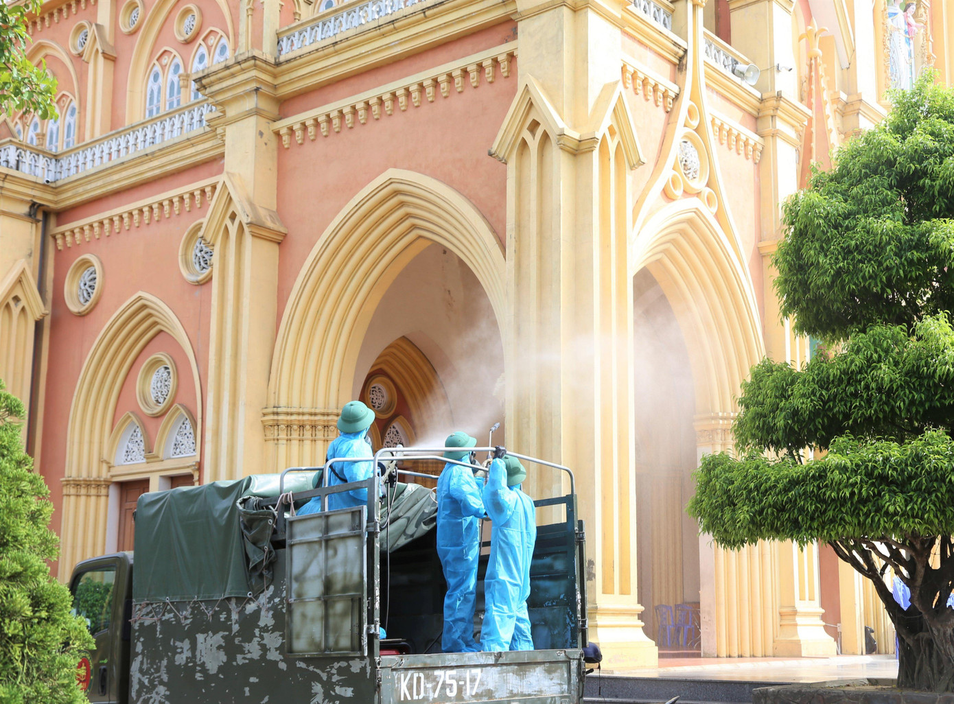 Lực lượng phòng hóa Quân khu 4 phun khử khuẩn toàn bộ xã Thạch Long. Vị trí này cũng được các ngành chức năng xác định là ổ dịch siêu lây nhiễm của dịch COVID-19.