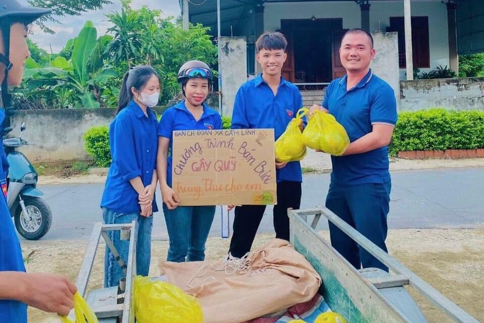 Bán bưởi gây quỹ trung thu cho các em nhỏ được Đoàn xã Cẩm Bình (huyện Cẩm Xuyên) triển khai sôi nổi những ngày qua.
