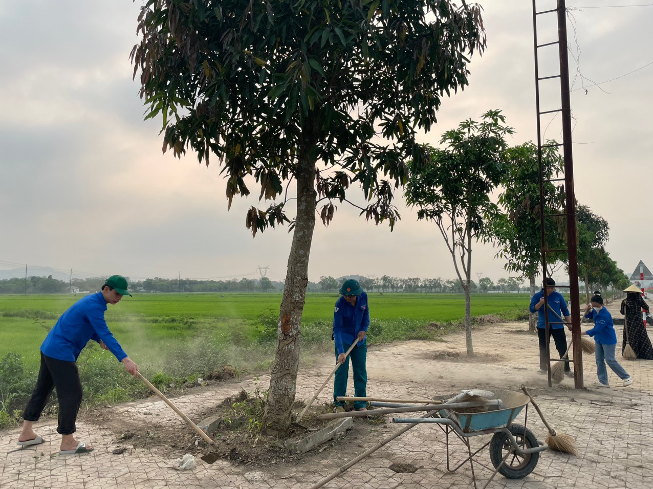 Lực lượng đoàn viên thanh niên xã Tùng Ảnh tham gia xây dựng nhiều công trình tiêu biểu như: Công trình pa nô tuyên truyền nông thôn mới bằng lốp xe tái chế; công trình tranh tường thanh niên tại ngôi nhà trí tuệ thôn Châu Tùng.