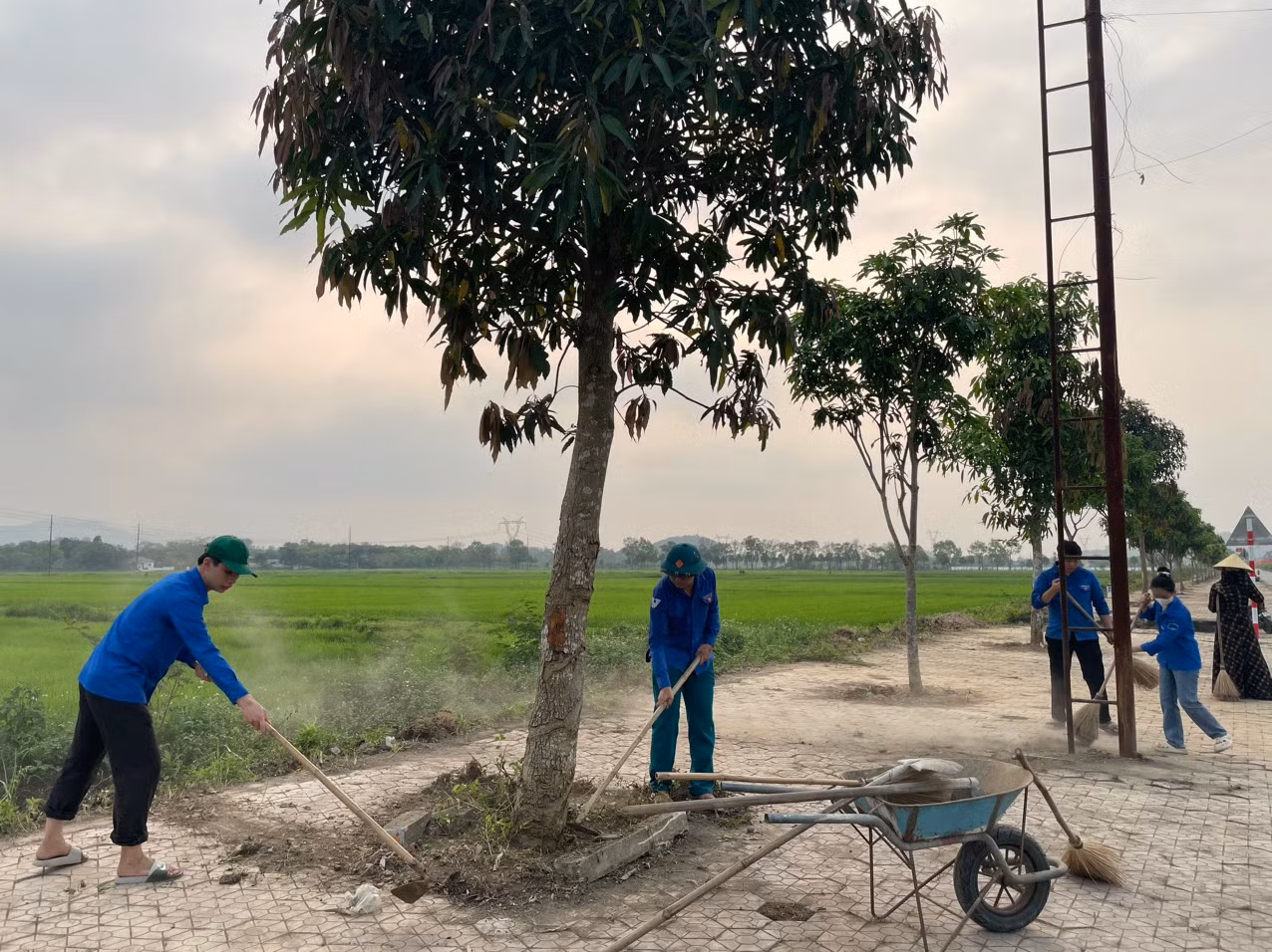 Lực lượng đoàn viên thanh niên xã Tùng Ảnh tham gia xây dựng nhiều công trình tiêu biểu như: Công trình pa nô tuyên truyền nông thôn mới bằng lốp xe tái chế; công trình tranh tường thanh niên tại ngôi nhà trí tuệ thôn Châu Tùng.