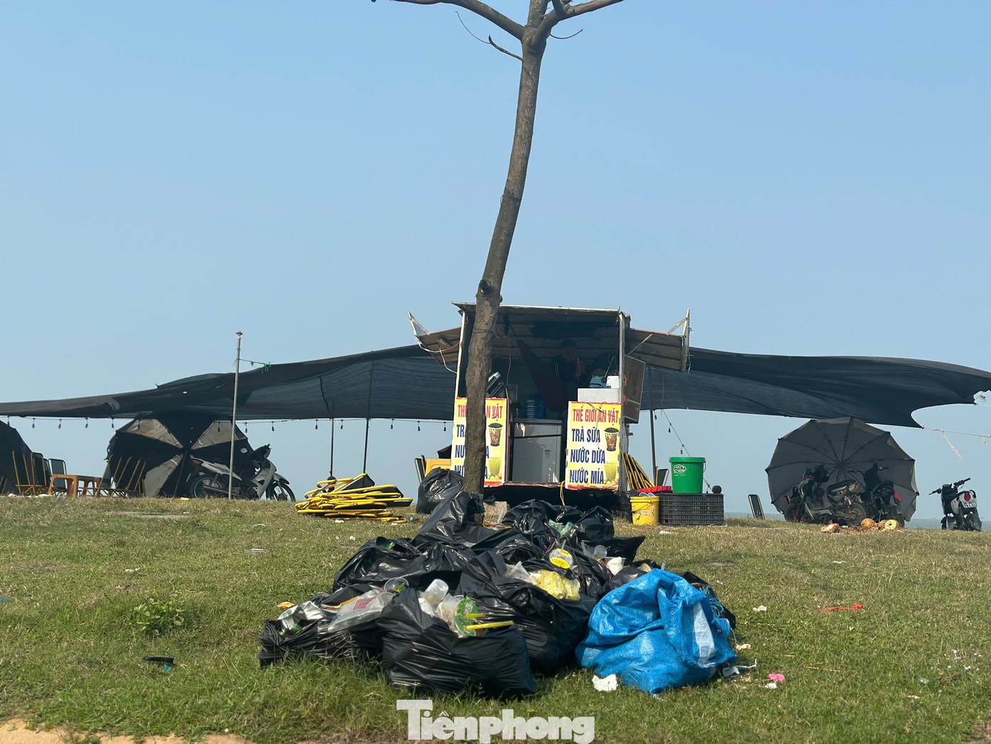 Tại bờ biển rác chất đống, nắp cống hư hỏng cũng chưa được tu sửa. Tại bờ biển rác chất đống, nắp cống hư hỏng cũng chưa được tu sửa.