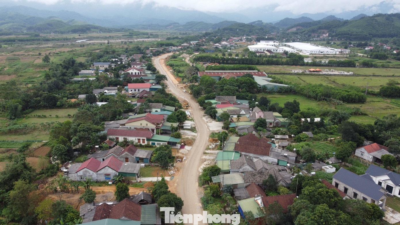 Dự án mở rộng nâng cấp quốc lộ 1A đoạn qua thôn Kim Cương 2 đang bị "tắc nghẽn" do người dân chưa chịu bàn giao mặt bằng. Dự án mở rộng nâng cấp quốc lộ 1A đoạn qua thôn Kim Cương 2 đang bị "tắc nghẽn" do người dân chưa chịu bàn giao mặt bằng.