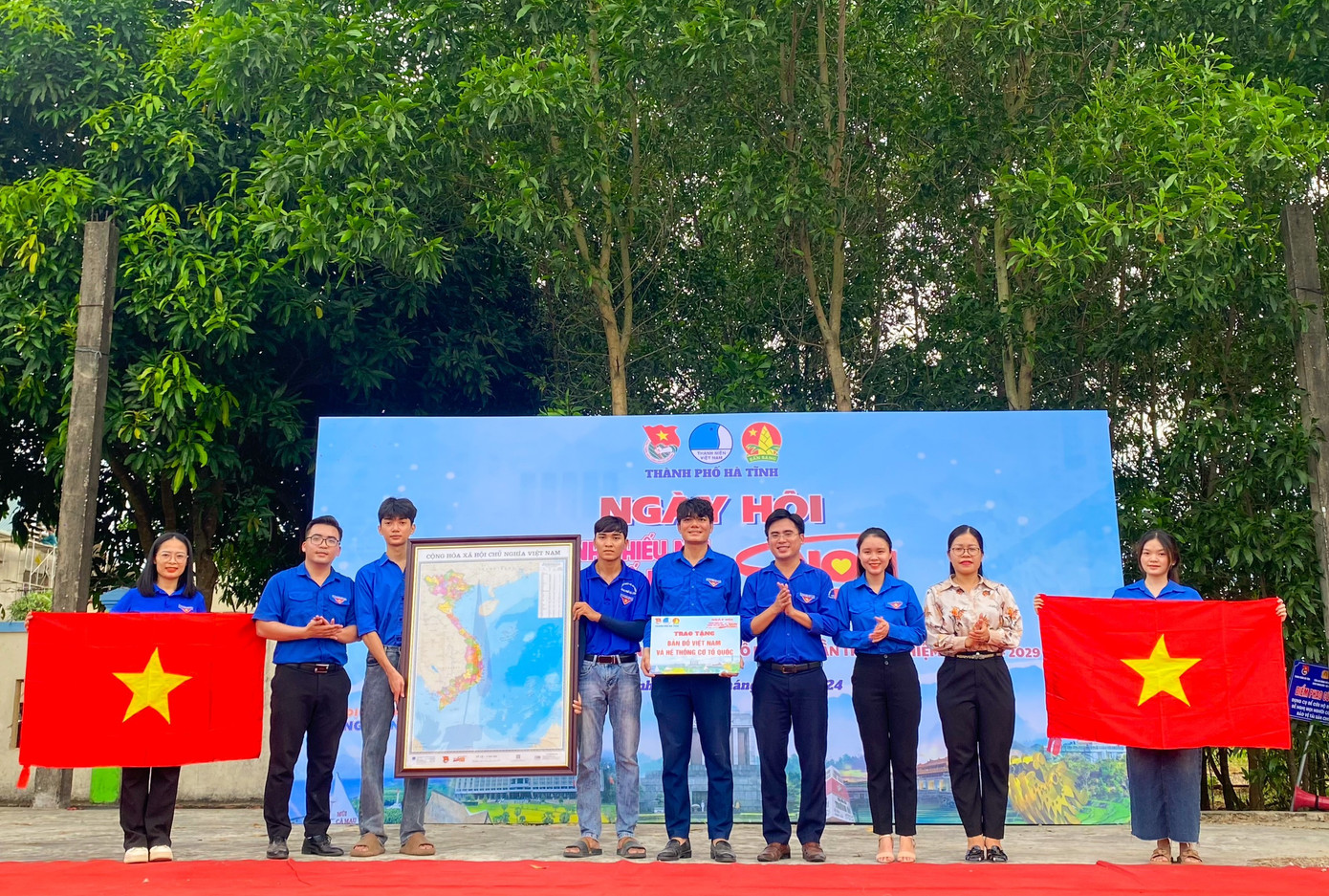 Ban thường vụ Thành Đoàn trao tặng bản đồ Việt Nam và 50 lá cờ xây dựng đường cờ thanh niên cho Đoàn xã Thạch Bình. Ngoài ra tổ chức trao tặng điểm phao cứu sinh phòng chống đuối nước.