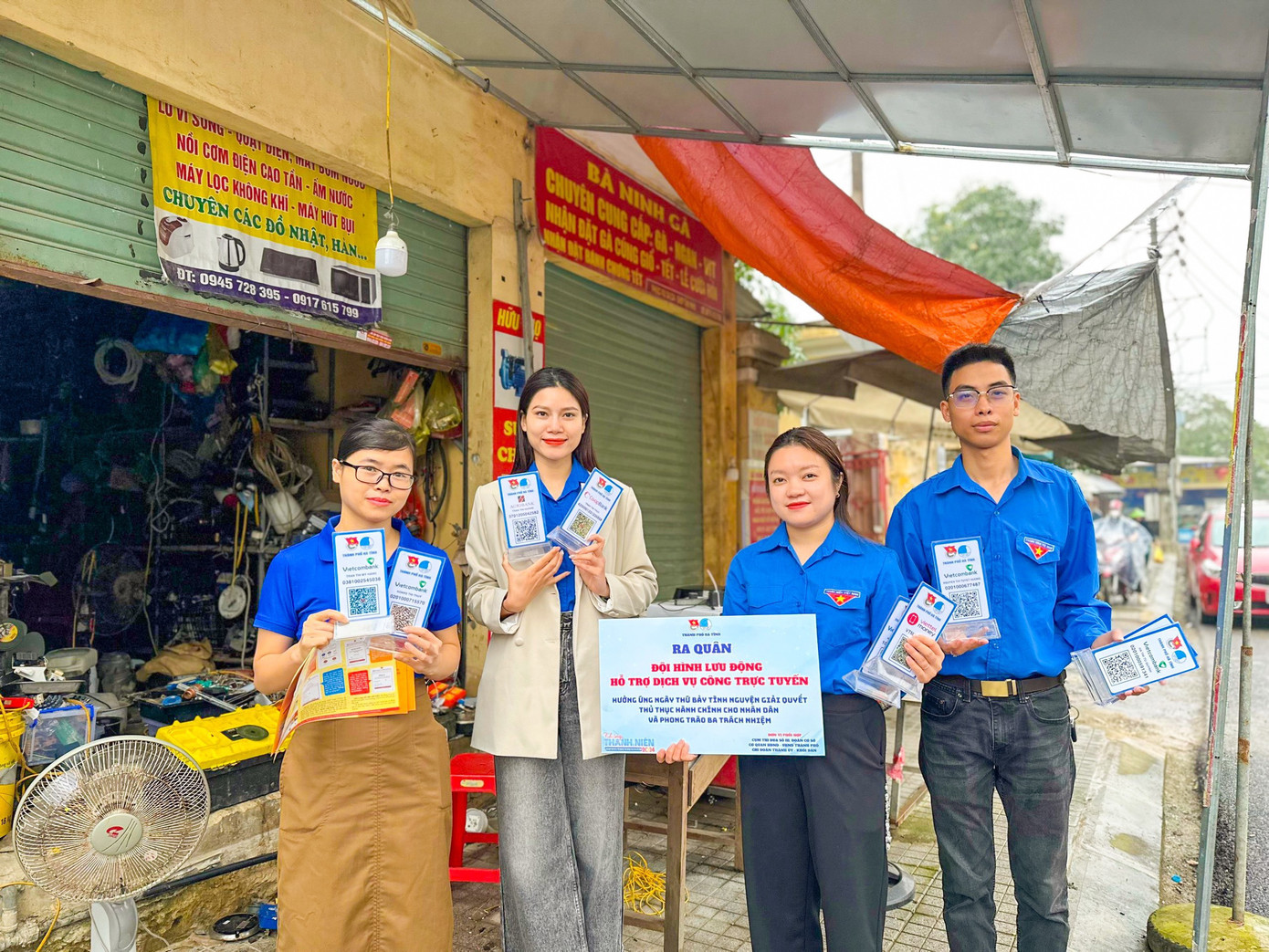 Cũng trong ngày đã trao tặng hơn 150 mã QR thanh toán điện tử cho bà con tiểu thương, 20 hệ thống pano hướng dẫn thực hiện dịch vụ công trực tuyến đặt tại bộ phận giao dịch một cửa các xã, phường, thị trấn…