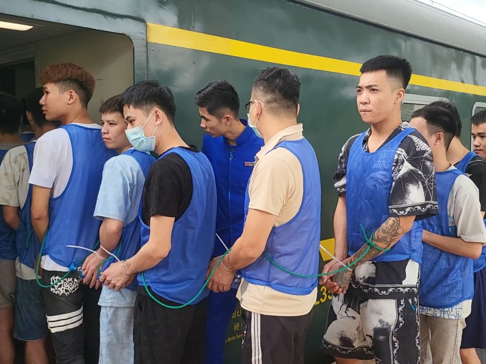 Nhóm nghi phạm được di lý lên tàu đưa về Việt Nam. (Ảnh CAHT) Nhóm nghi phạm được di lý lên tàu đưa về Việt Nam. (Ảnh CAHT)