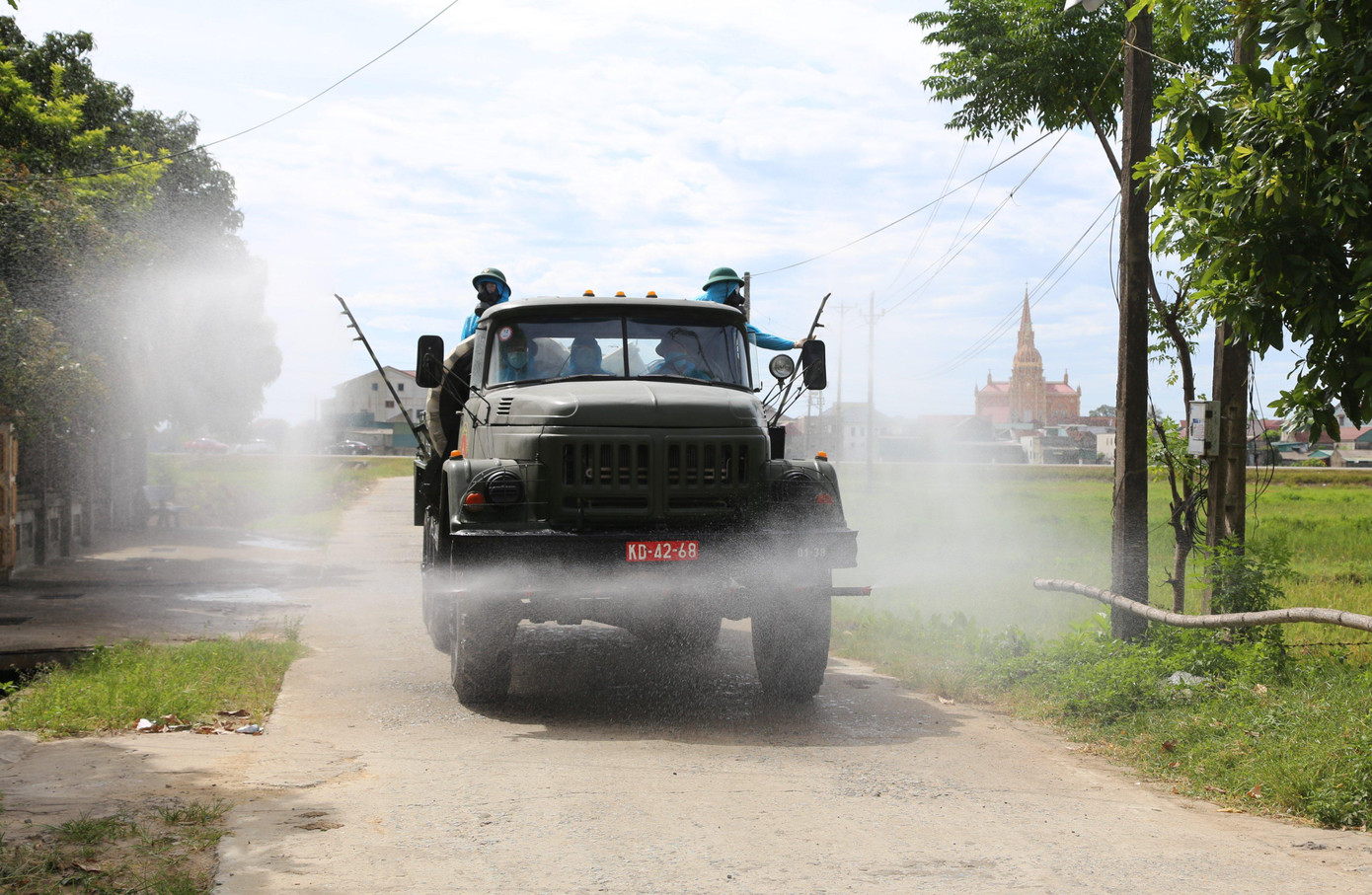 Cùng với việc phun khử khuẩn, ngành chức năng tuyên truyền, vận động người dân đóng kín cửa sổ, cửa ra vào để đảm bảo an toàn môi trường nước, không khí và tránh thuốc bay vào thức ăn.