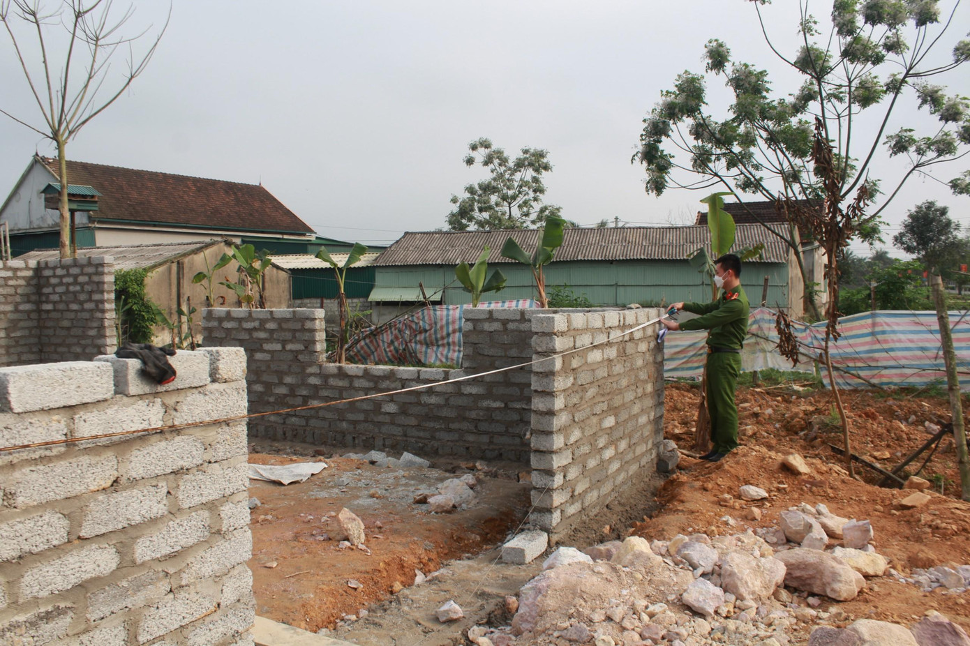 Một công trình nhà ở tại Hà Tĩnh xây trên phần đất dự án cao tốc chạy qua. Một công trình nhà ở tại Hà Tĩnh xây trên phần đất dự án cao tốc chạy qua.